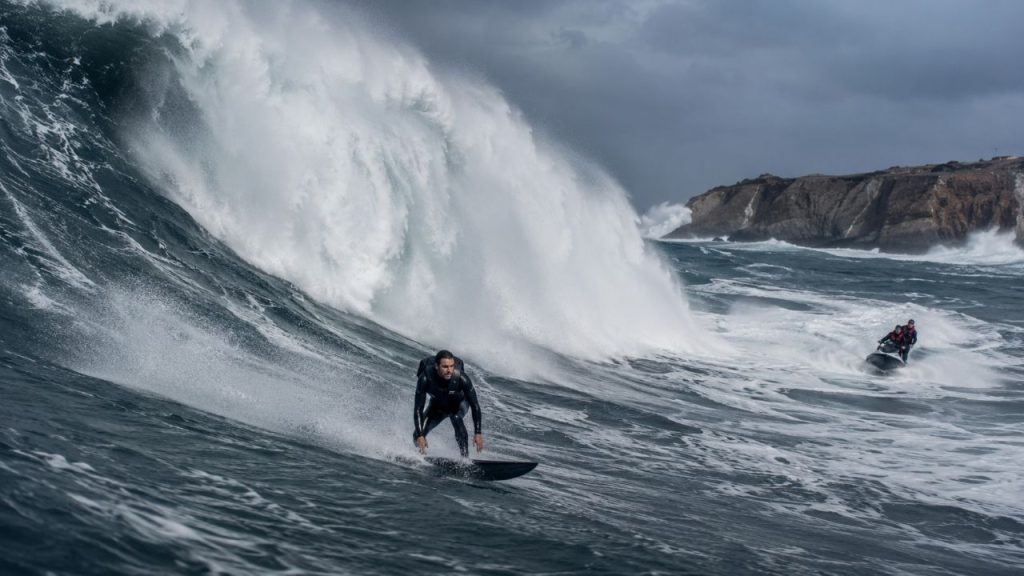 A maior onda já surfada por um homem entrou para a história dos esportes radicais