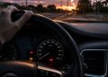Luz da bateria acendeu no painel: devo parar o carro ou dá para continuar dirigindo?