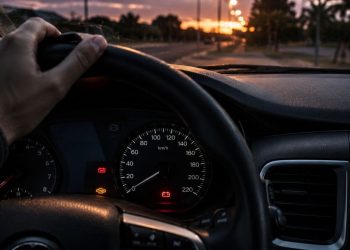 Luz da bateria acendeu no painel: devo parar o carro ou dá para continuar dirigindo?