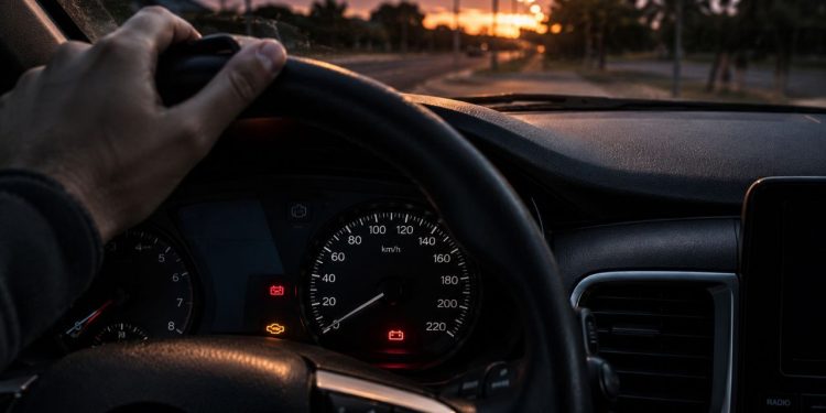 Luz da bateria acendeu no painel: devo parar o carro ou dá para continuar dirigindo?