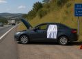 Por que alguns motoristas colocam um pano branco na janela do carro?