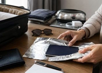 O truque do papel alumínio no passaporte: para que serve e quando usar