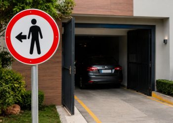 O que significa a placa circular com fundo branco, borda vermelha, com o desenho de uma pessoa com uma seta apontando para o lado esquerdo