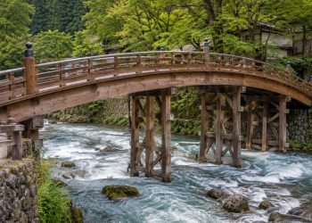 Provérbio japonês do dia: “A ponte que resiste ao rio não desafia a correnteza; ela assenta firmemente os seus pilares”