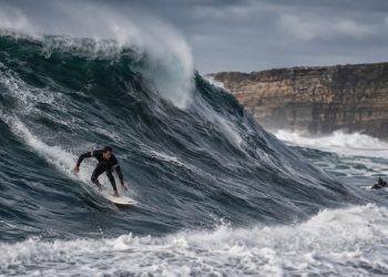 A maior onda já surfada por um homem entrou para a história dos esportes radicais