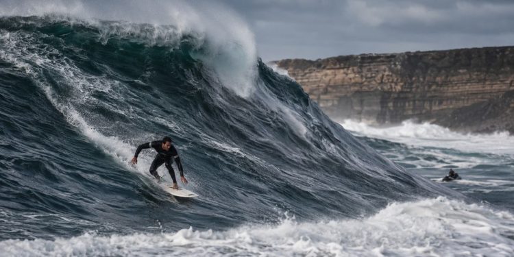 A maior onda já surfada por um homem entrou para a história dos esportes radicais