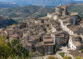 Se você se mudar para esta pitoresca vila italiana, ganhará uma casa, um emprego e 17 milhões em moeda local