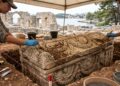 Achado extraordinário na Croácia revela sarcófago romano preservado por mais de 1.500 anos exatamente como foi enterrado