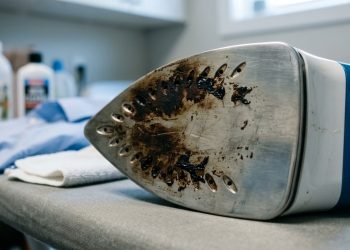 Nem palha de aço nem faca: o truque simples que ajuda a remover queimaduras do ferro de passar