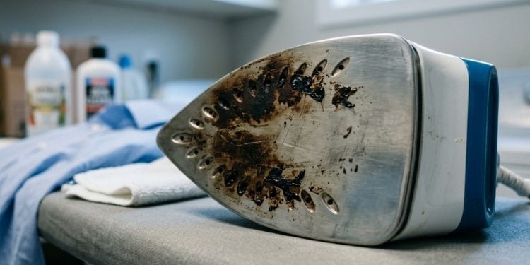 Nem palha de aço nem faca: o truque simples que ajuda a remover queimaduras do ferro de passar