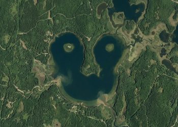 Famoso lago em forma de emoji desaparece e deixa apenas lama e peixes mortos