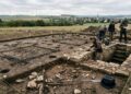 Arqueólogos escavavam um campo e encontraram uma cidade medieval perdida que desapareceu há 600 anos