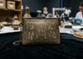 Arqueólogos estudam uma bolsa de 700 anos que desafia tudo o que se sabia sobre a moda medieval