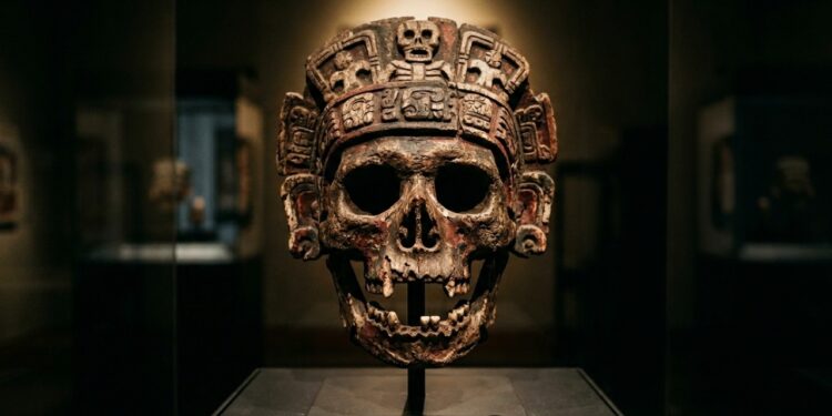 A máscara asteca de 500 anos que representa o temido "deus da morte" e ainda intriga arqueólogos