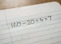 Você é melhor que a média? Resolva 160 – 20 ÷ 4 × 7