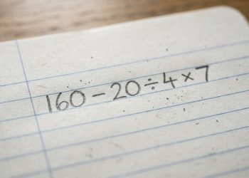 Você é melhor que a média? Resolva 160 – 20 ÷ 4 × 7
