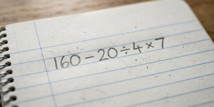 Você é melhor que a média? Resolva 160 – 20 ÷ 4 × 7
