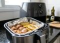 O segredo por trás do papel-alumínio na fritadeira elétrica promete menos sujeira, mais praticidade e uma limpeza muito mais rápida