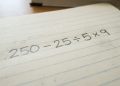 A expressão 250 – 25 ÷ 5 × 9 está fazendo muita gente duvidar da própria inteligência