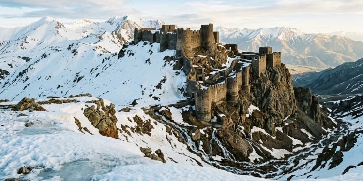 Quando a neve derrete, uma fortaleza monumental de 2.500 metros de altitude reaparece e reacende um antigo mistério