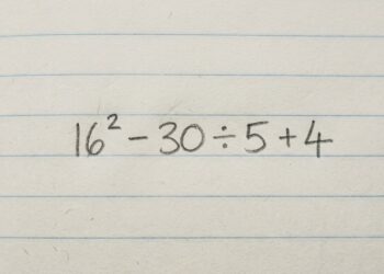 Esta expressão matemática 16² − 30 ÷ 5 + 4 está enganando até quem sempre foi bom em cálculos