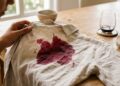 A mancha de vinho tinto parecia impossível de remover, até que este truque caseiro salvou a parede em poucos minutos