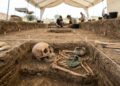 O raro objeto encontrado perto da cabeça de uma jovem enterrada há 2.500 anos está fascinando pesquisadores