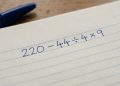 A expressão 220 – 44 ÷ 4 × 9 parece simples, mas esconde uma armadilha