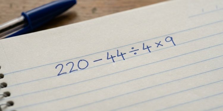A expressão 220 – 44 ÷ 4 × 9 parece simples, mas esconde uma armadilha