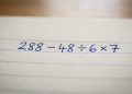 A expressão 250 – 25 ÷ 5 × 9 está fazendo muita gente duvidar da própria inteligência