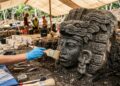 Escultura pré-hispânica de quase 2 metros e 1.400 anos intriga arqueólogos e revela antigos rituais no México