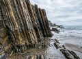Uma praia esconde rochas erguidas a 90 graus que registram mais de 1 bilhão de anos da história da Terra