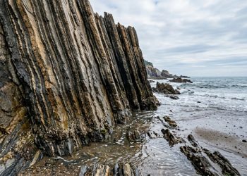 Uma praia esconde rochas erguidas a 90 graus que registram mais de 1 bilhão de anos da história da Terra