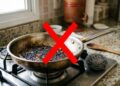 Nunca mais esfregue panelas queimadas: bastam 2 colheres deste ingrediente para soltar a crosta sem esforço excessivo