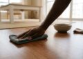 Nem cera, nem lustra-móveis: o chá preto virou o segredo mais curioso para deixar pisos laminados impecáveis