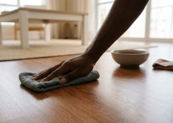 Nem cera, nem lustra-móveis: o chá preto virou o segredo mais curioso para deixar pisos laminados impecáveis