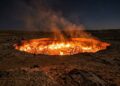 Apelidada de “Porta do Inferno”, esta cratera de setenta metros está em chamas há mais de 50 anos e ninguém consegue apagá-la