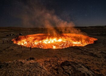 Apelidada de “Porta do Inferno”, esta cratera de setenta metros está em chamas há mais de 50 anos e ninguém consegue apagá-la