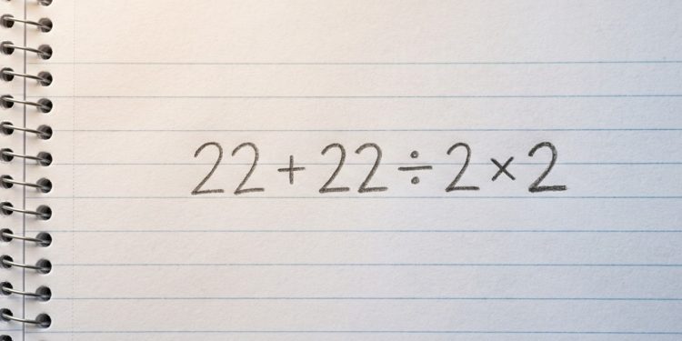 Quanto vale (22 + 22 ÷ 2 × 2)? Parece fácil, mas não é tão simples quanto parece