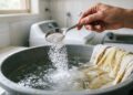 Antes de desistir das toalhas amareladas, use 1 colher desse ingrediente na água do molho e recupere o branco na primeira lavagem