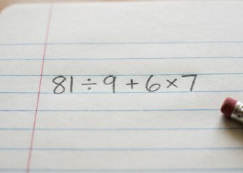 A expressão 81 ÷ 9 + 6 × 7 está eliminando os mais confiantes neste desafio matemático