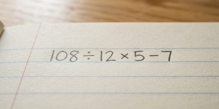 O desafio 108 ÷ 12 × 5 – 7 parece fácil, mas está gerando uma enxurrada de respostas erradas