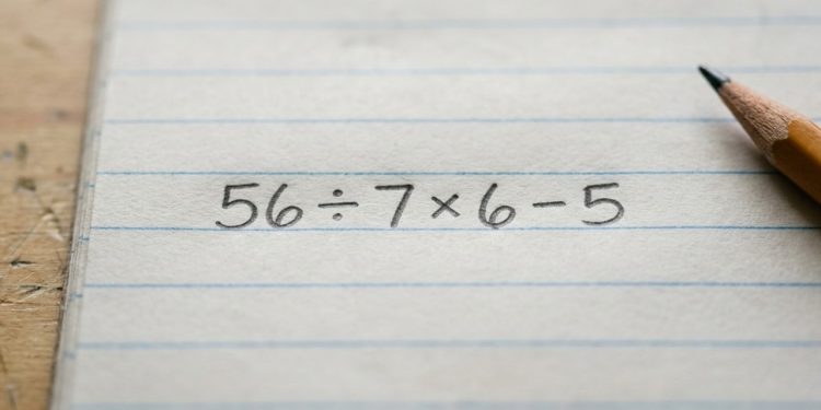 Você consegue resolver 56 ÷ 7 × 6 – 5 sem olhar duas vezes?