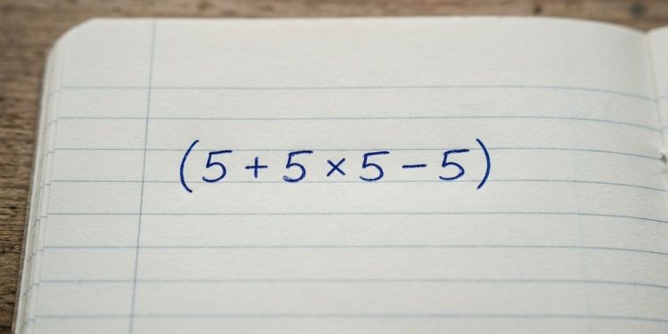 Você consegue resolver (5 + 5 × 5 – 5) sem cair na pegadinha que engana muita gente?