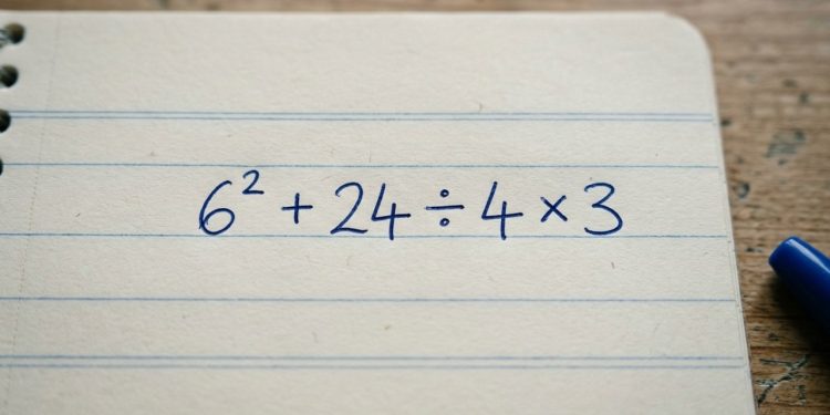 Você consegue resolver 6² + 24 ÷ 4 × 3 sem errar? A maioria não consegue