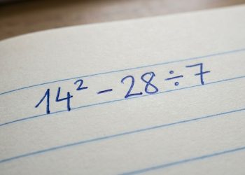 Você sabe resolver 14² – 28 ÷ 7 corretamente? A maioria acredita que sim e erra