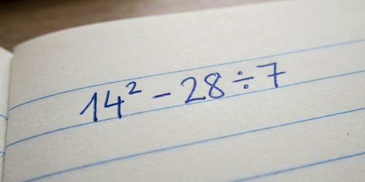 Você sabe resolver 14² – 28 ÷ 7 corretamente? A maioria acredita que sim e erra