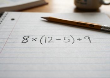 Apenas uma minoria consegue resolver 8 × (12 – 5) + 9 sem se confundir