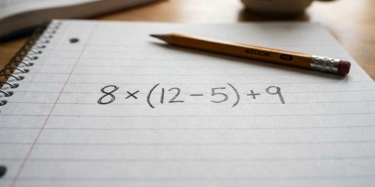 Apenas uma minoria consegue resolver 8 × (12 – 5) + 9 sem se confundir