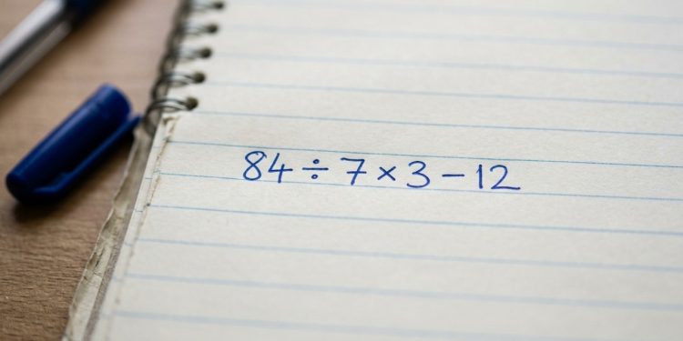 Apenas 1 em cada 100 pessoas consegue resolver 84 ÷ 7 × 3 – 12 sem cometer o erro que derruba quase todo mundo